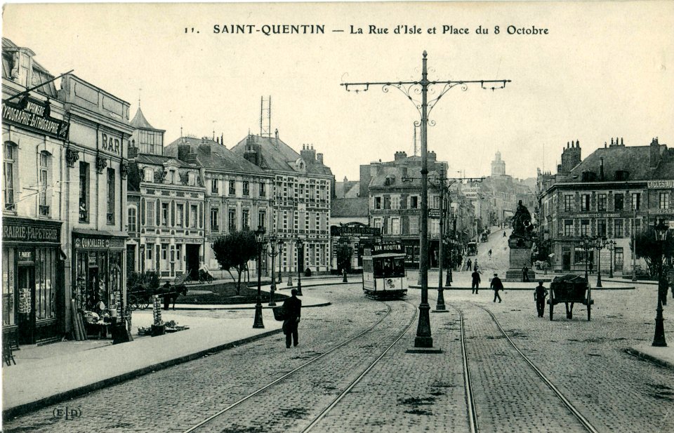 ST-QUENTIN - La rue d'Isle et Place du 8 Octobre
