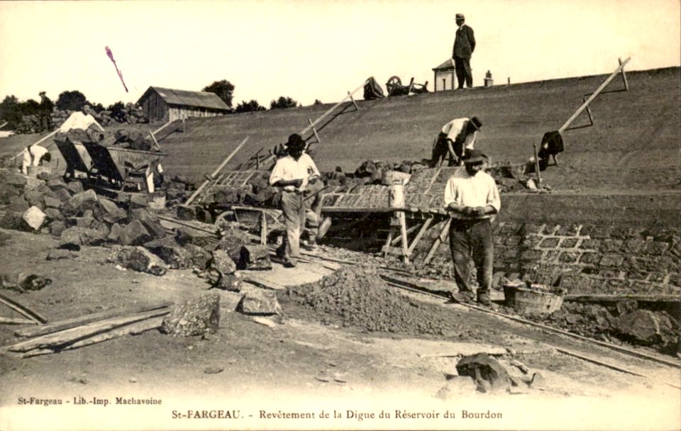 St-Fargeau - Revetement de la Digue du Reservoir du Bourdon (St-Fageau - Lib.-Imp. Machavoine)