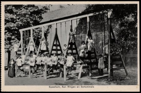 St. Elisabeth Gesticht, Mauritskade 28. speeltuin voor de weesmeisjes. Uitgave Brinio, Rotterdam, Afb PRKBB00360000005 photo