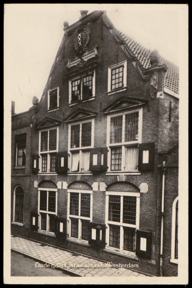 Staalstraat 7a. met luiken voor de ramen en het wapen van Amsterdam in de gevel. Uitgave J. Sleding, Amsterdam, Afb PBKD00237000001