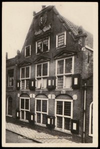 Staalstraat 7a. met luiken voor de ramen en het wapen van Amsterdam in de gevel. Uitgave J. Sleding, Amsterdam, Afb PBKD00237000001