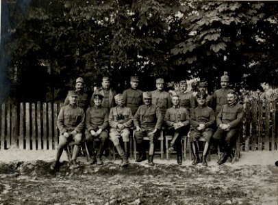 Stab der 19. Infanteriedivision, aufgenommen am 23. September 1916 (BildID 15542758)