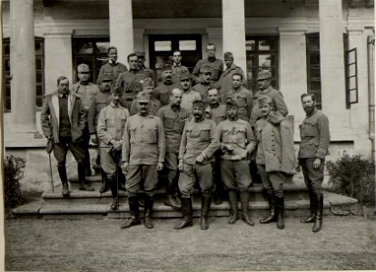 Stab der 32. Infanteriedivision, Erste erste Reihe links, Generalmajor von Willerding, Kommandant der 32 Infanteriedivision, zweiter erste Reihe von links, Major JANDA, Generalstabschef der 32. Iinfan (BildID 15542772)