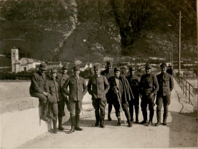 Stab der Gruppe Oberst Lustig posiert vor Chiusaforte-Raccolana (BildID 15507759)