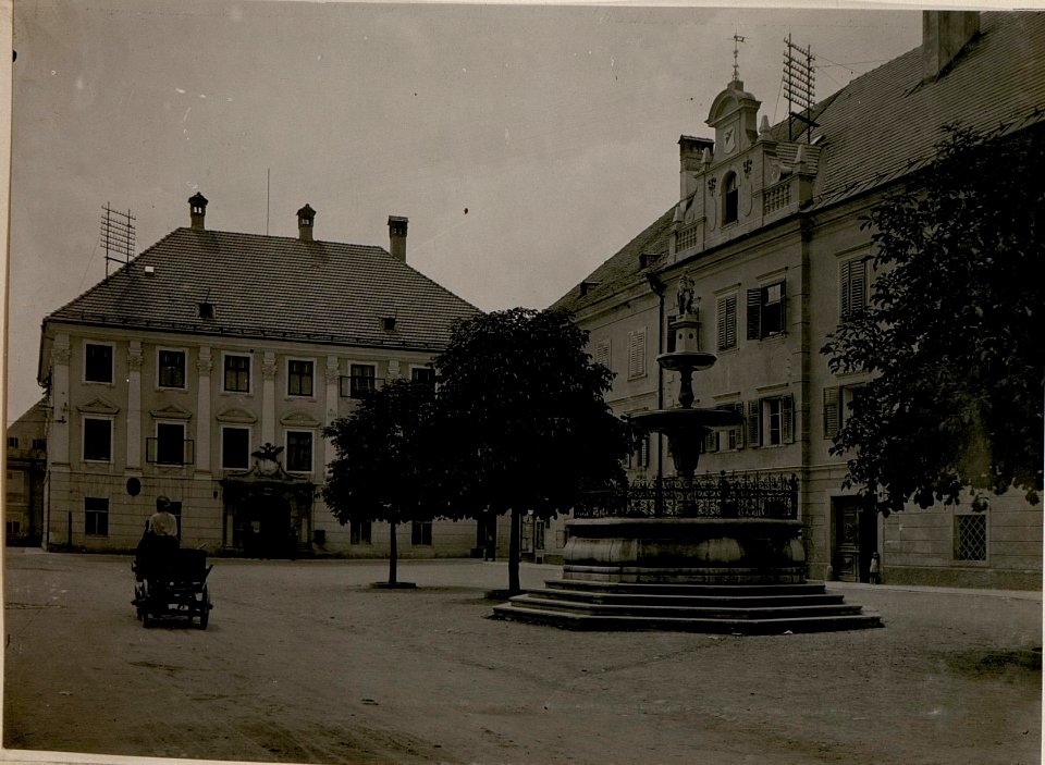 St.Veit, Hauptplatz mit Brunnen und Bezirkshauptmannschaft. (BildID 15510250)