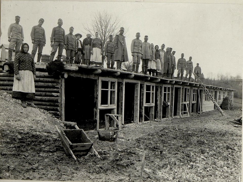 Stabile Feldbäckerei im Bau. Aufgenommen am 12.IV.1916. (BildID 15537150)