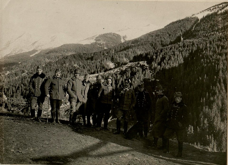 Stab des k.u.k Gruppenkommandos Oberst Fasser, aufgenommen am 14.April 1916 (BildID 15473353)