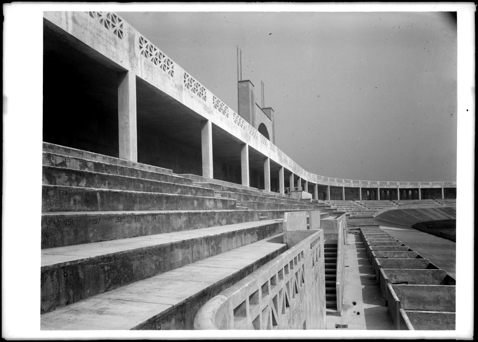Stade pour les sports athlétiques de la Mouche-tribune-15PH1 356