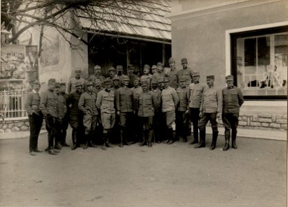 Stab der k.u.k. 92. Infanteriedivision in Hermagor mit dem Befehlshaber Generalmajor Johann Fernengel, aufgenommen am 13.April 1916 (BildID 15473339)