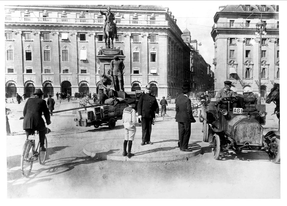 Stadsbild från Gustav Adolfs torg i Stockholm, 1910 - Nordiska Museet - NMA.0052705