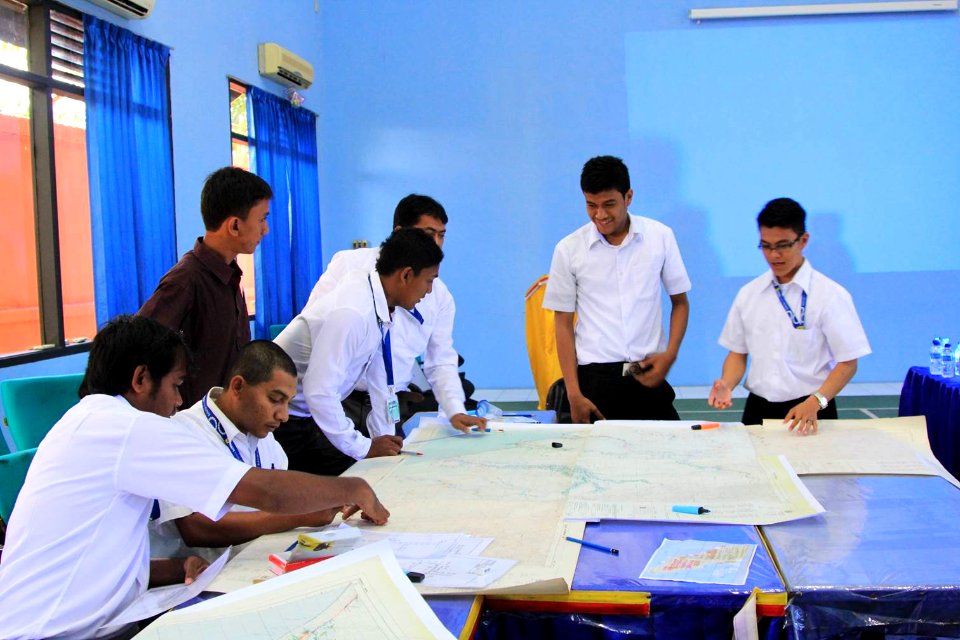 Staff training on how to map power distribution lines using geographic information system. (18258288769)