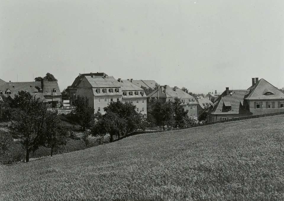 Stadtteilansicht mit Wohnhäusern (Uthmannstraße 51 und 49) und Kinderheim (Leßkestraße 4)