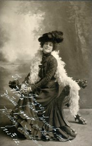 Stage actress Beatriz Bronte (SAYRE 12415)