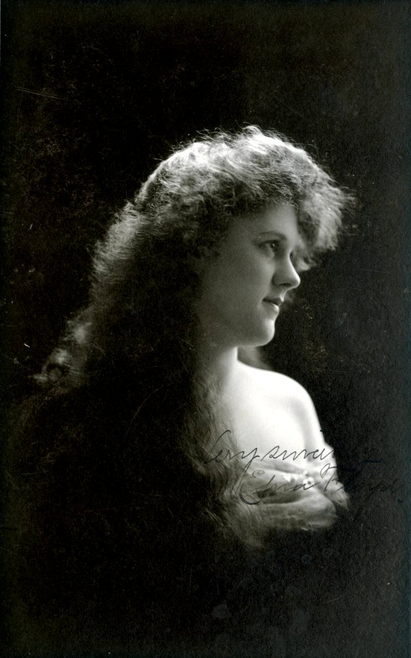 Stage actress Edna Floyd (SAYRE 953)
