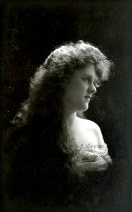 Stage actress Edna Floyd (SAYRE 953)
