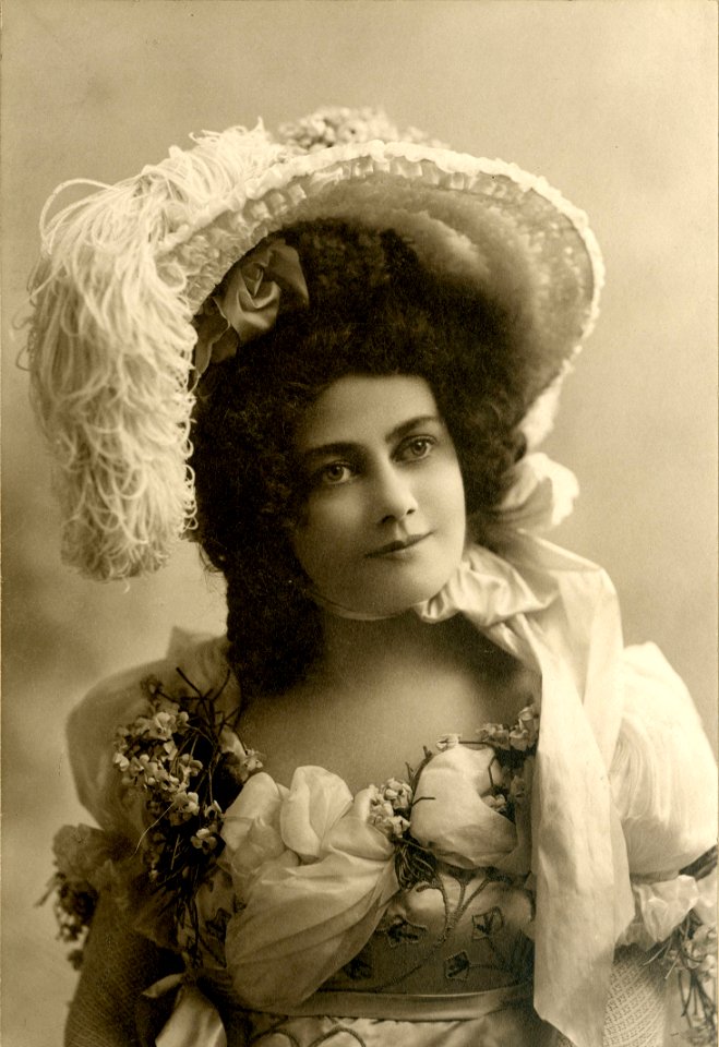 Stage actress Helen Byron (SAYRE 16257)