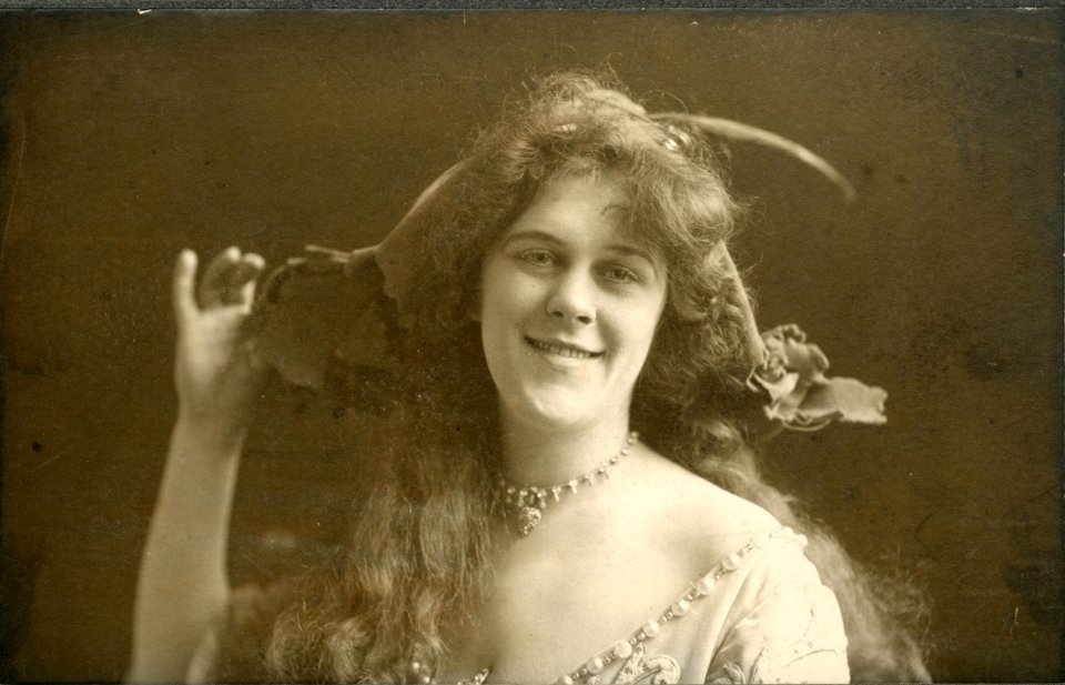 Stage actress Edna Floyd (SAYRE 800)