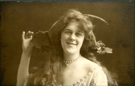 Stage actress Edna Floyd (SAYRE 800)