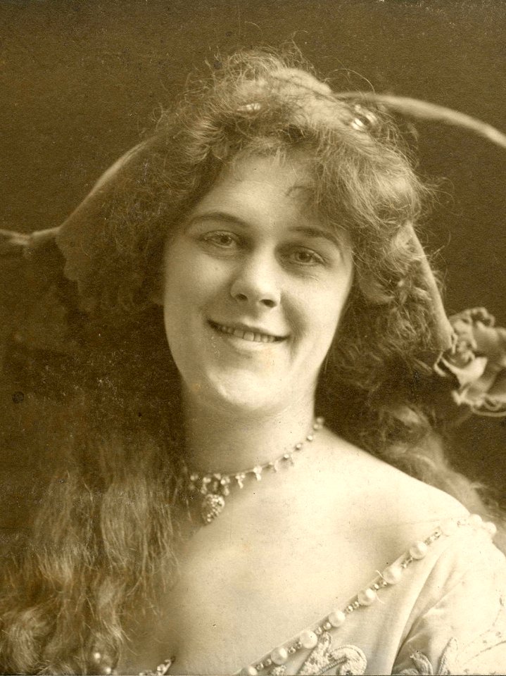 Stage actress Edna Floyd (SAYRE 800) (cropped)