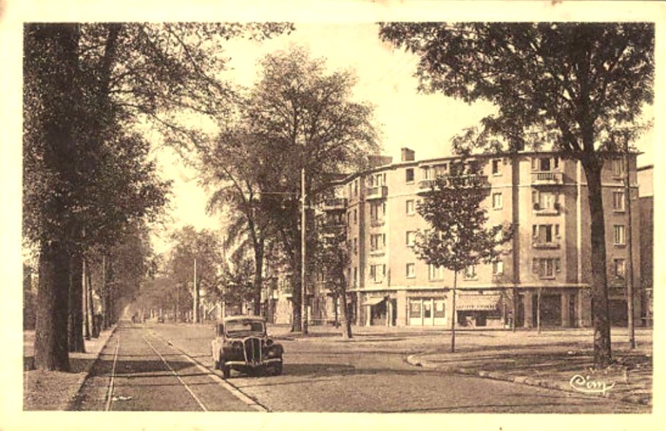 Stains.Route de Gonesse.Place des Écoles