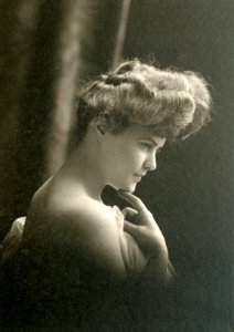Stage actress Mildred Elaine (SAYRE 23703) photo
