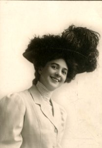 Stage singer Frances Cossar (SAYRE 22505)