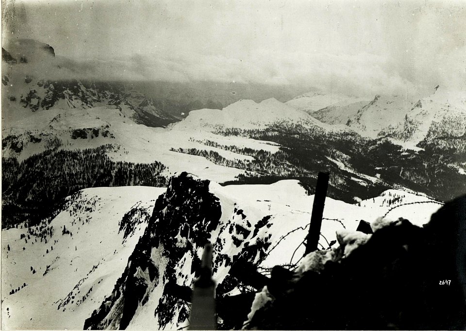 Standplatz Cima di Bocche, im Vordergrunde steinernes Kreuz. (BildID 15588721)