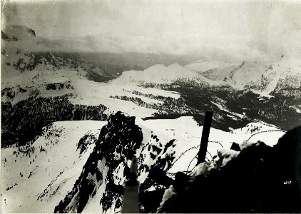 Standplatz Cima di Bocche, im Vordergrunde steinernes Kreuz. (BildID 15588721)