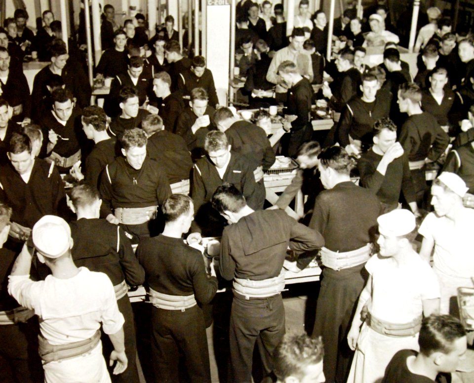 Standing room only in the mess hall aboard a transport ship. (27630681702)