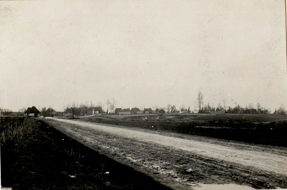 Standpukt auf der Strasse westlich von Kotovice.Ansicht des Ortes in der Richtung der Strasse mit anschliessenden Schlachtfeld. (BildID 15537556)