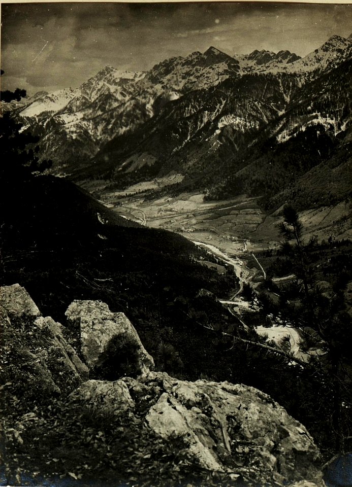 Standpunkt Art.-Beobachter am Vd.Scit.Blick in das Fellatal, Leopoldskirchen, Lusnitz, Schwarzenberg, Mittagskofel. (9-5.1917) (BildID 15500330)