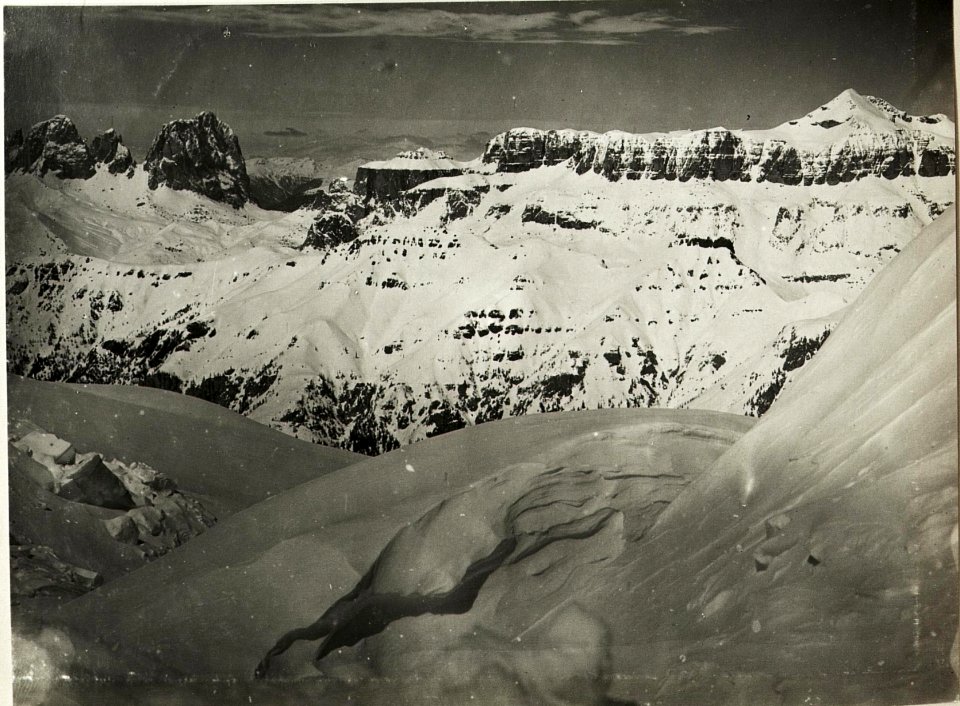 Standpunkt , ¤ 2800, Sellagruppe mit Boespitze, Langkofelgruppe, Marmolatagletscher. (BildID 15418658)