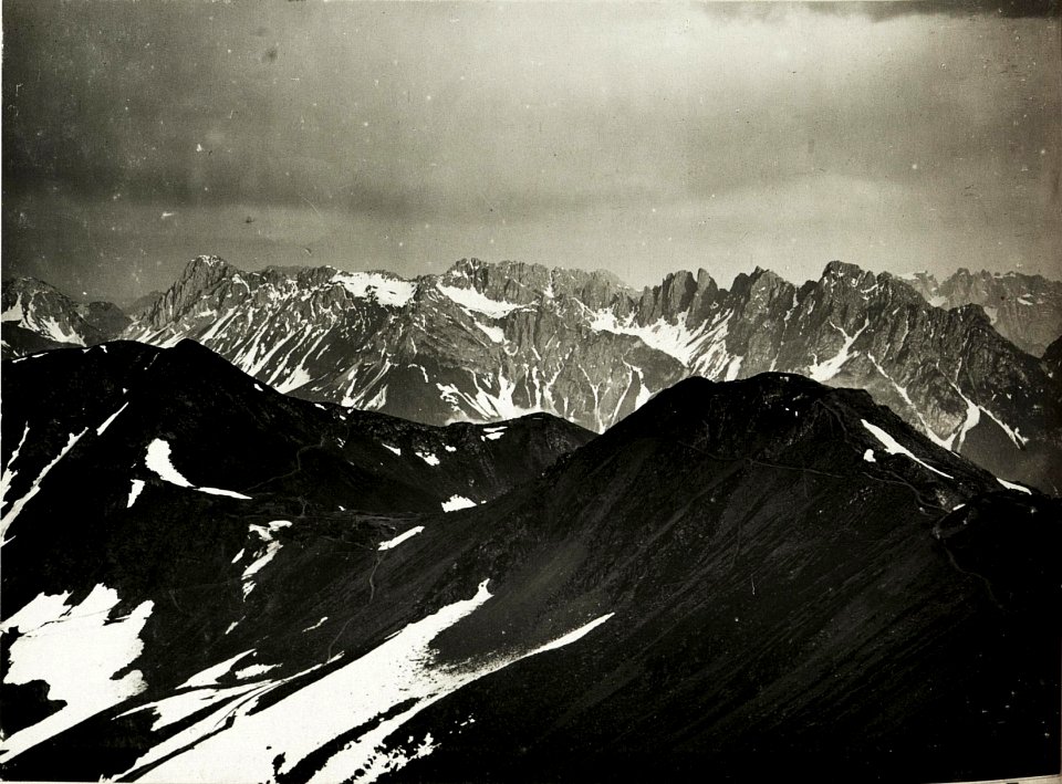 Standpunkt Eisenreich, Karnischer Kamm im Vordergrunde, Rotwandspitze. (BildID 15421137)