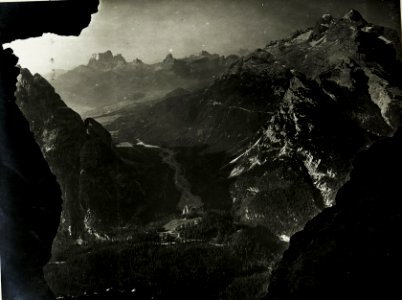 Standpunkt Cadini, Naturhöhle, Blick gegen Peutelstein Cortina. (BildID 15426391)