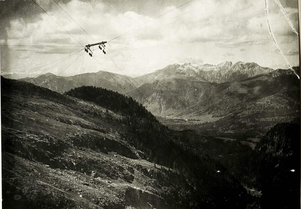 Standpunkt Ceremana Tal, Drahseilbahn ohne Stützen nur mit Seilen verhängt, wegen Lawinengefahr andere Bauart nicht möglich. (BildID 15424302)