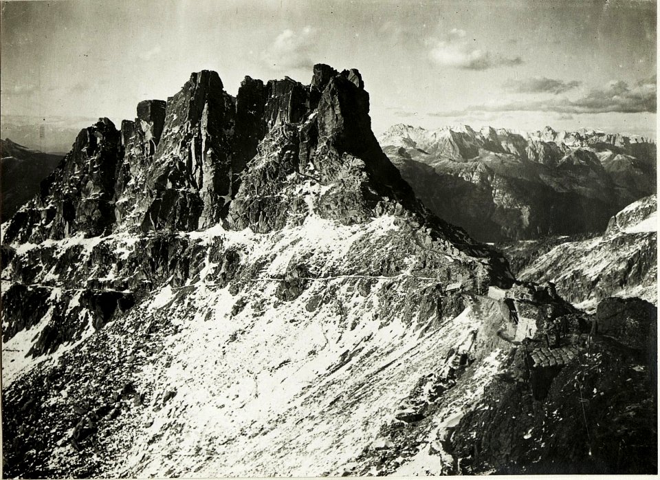 Standpunkt Cima di Cupola, ¤ 2555.Im Hintergrund Latemar und Rosengarten. (BildID 15428691)