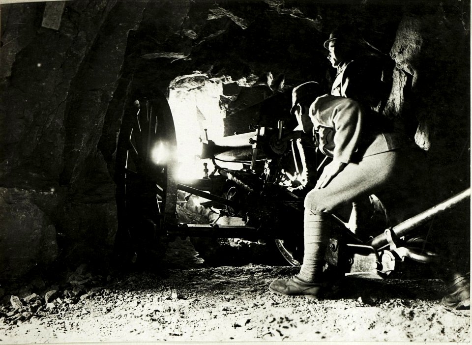 Standpunkt Formenton, Italienische 76mm Kanone in Kaverne auf Formenton. (BildID 15428642)