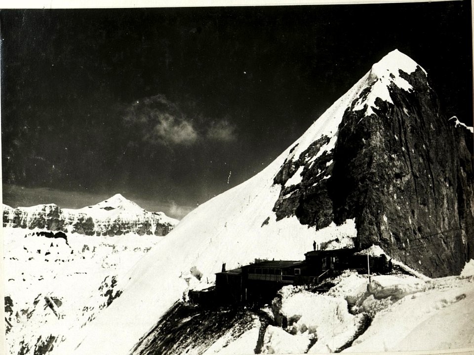 Standpunkt Col de Bous, Unterstand der Seilbahnstation mit Sellagruppe Artillerie-Beobachterstand. (BildID 15418616)