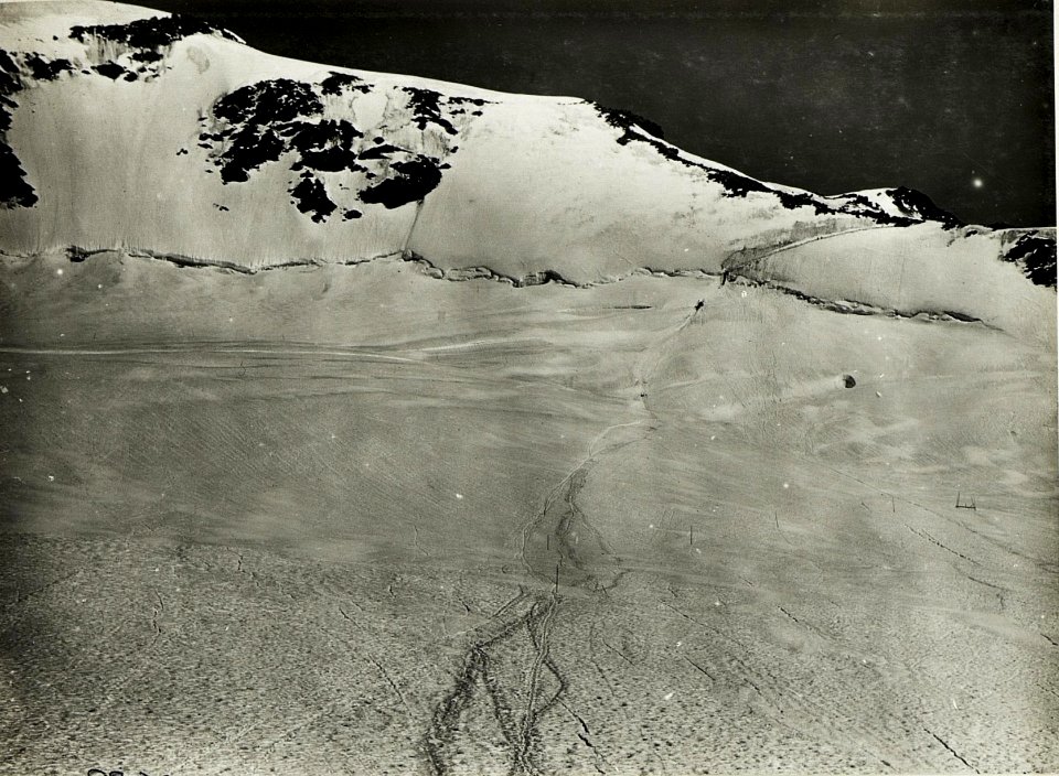 Standpunkt Fornostützpunkt, Blick gegen die eigene zweite Stellung mit Weg über den Forno-Gletscher. (BildID 15422933)