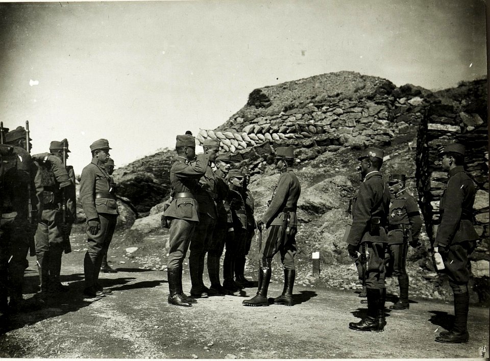 Standpunkt Feldwache Ferdinandshöhe, Meldung der Offiziere und Feldwache bei Seiner Majestät Kaiser Karl. (BildID 15425439)