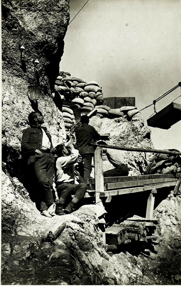 Standpunkt Forame, Beschießung eines feindlichen Flugzeuges. (BildID 15424484)