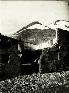 Standpunkt Finanzkaserne Ferdinandshöhe, Zerschossene Finanzkaserne auf der Ferdinandshöhe mit eigenen Stellungen auf dem kleinen Monte Scorluzzo. (BildID 15425285)