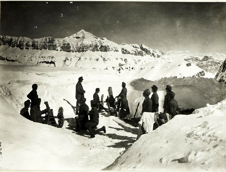 Standpunkt Dodicigrat, Fliegerabwehrbatterie, Hintergrund Sella-Gruppe Boespitze, Belvedere, Sass Songher, Monte Capello (BildID 15418588)