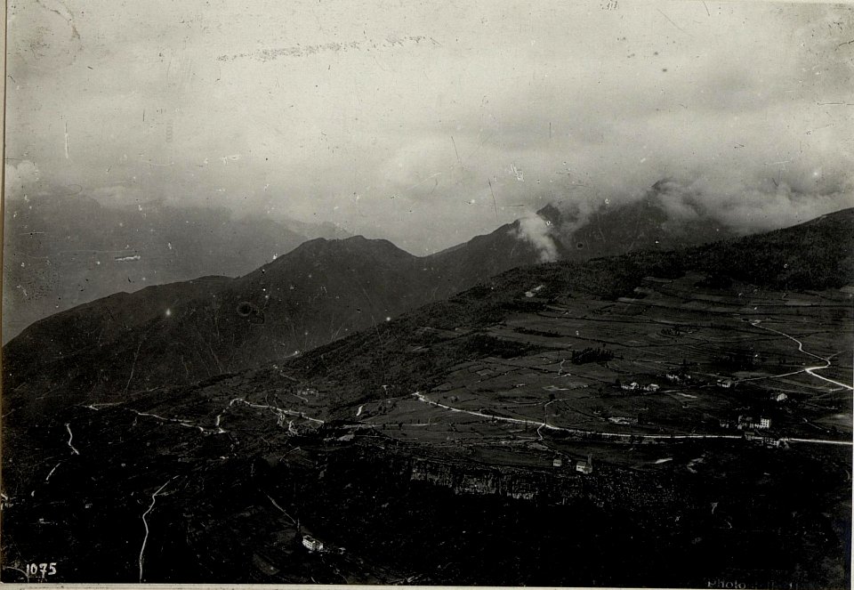 Standpunkt Finoccio Straße. Folgaria und Cornetto. (BildID 15639839)
