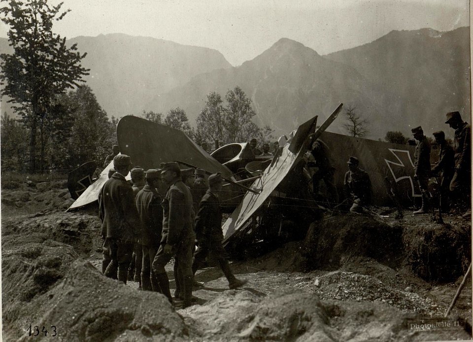 Standpunkt Levico. Abgestürztes Flugzeug. (BildID 15639445)