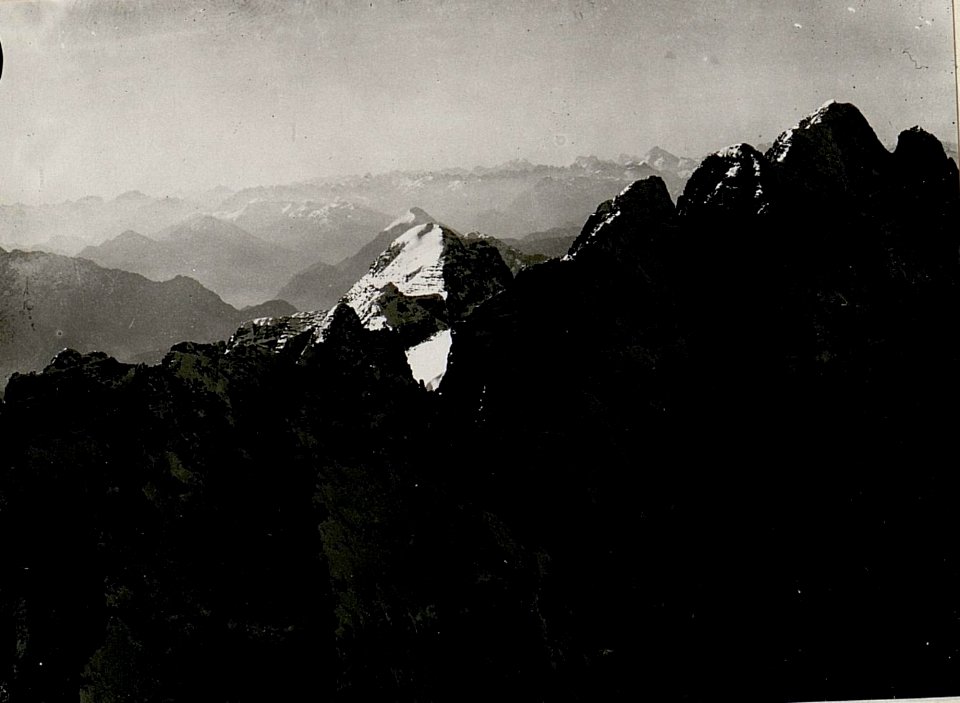 Standpunkt Gisnitz 1929. Richtung südl. links, Mte. Piper, rechts, Hoher Trieb. 20.-I. 16. I. Teilbild (BildID 15518677)