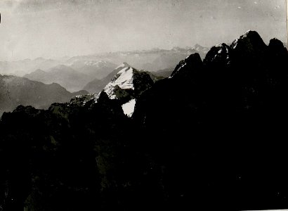 Standpunkt Gisnitz 1929. Richtung südl. links, Mte. Piper, rechts, Hoher Trieb. 20.-I. 16. I. Teilbild (BildID 15518677)