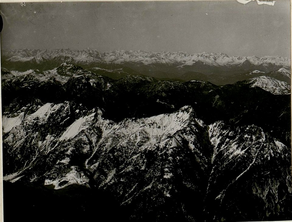 Standpunkt Gisnitz 1929. Richtung südl. links, Mte. Piper, rechts, Hoher Trieb. 20.-I. 16. III. Teilbild (BildID 15518691)