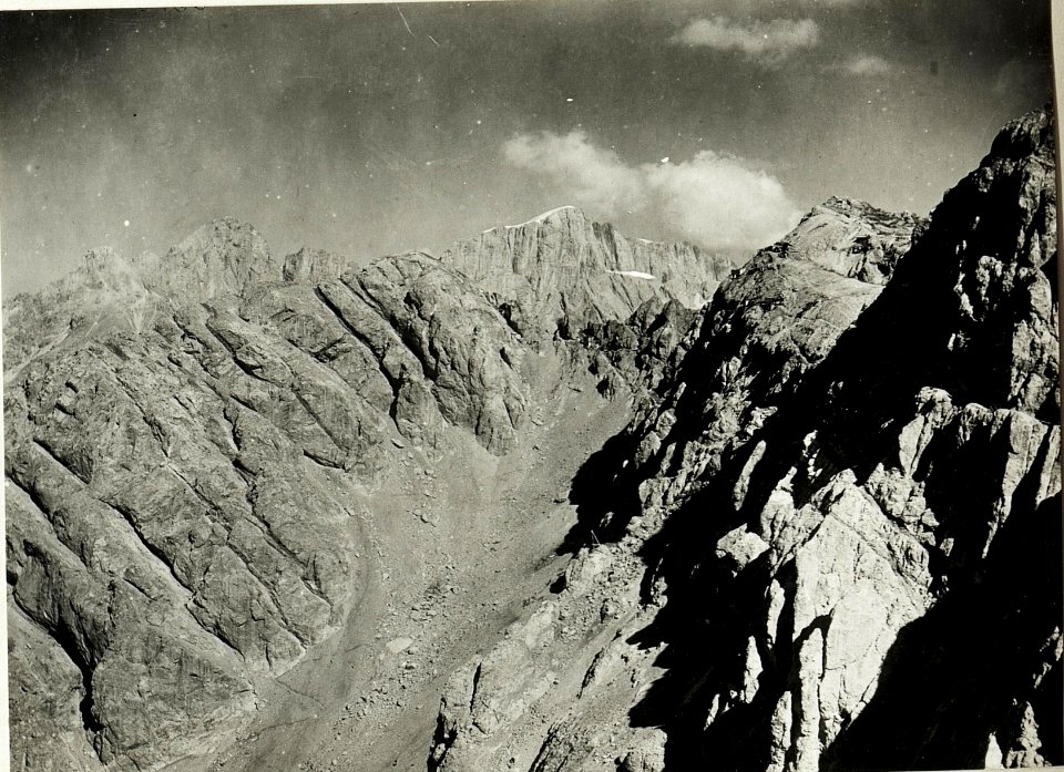 Standpunkt Gran Lastei, Costabella, Sass da Lastei, Pta Penia, Gran Vernei. (September 1917.) (BildID 15422751)