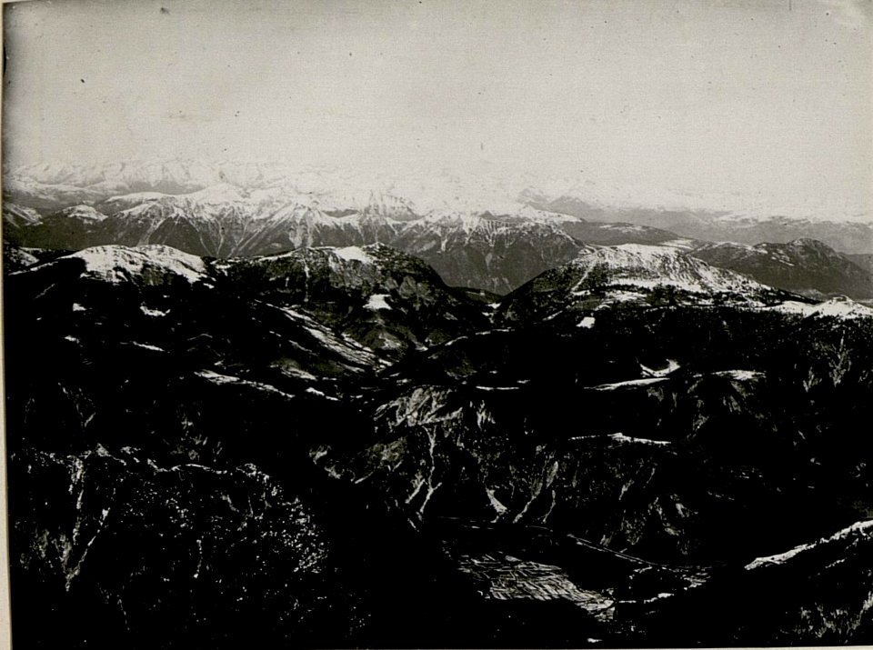 Standpunkt Gisnitz 1929. Richtung südl. links, Mte. Piper, rechts, Hoher Trieb. 20.-I. 16. IV. Teilbild (BildID 15518698)